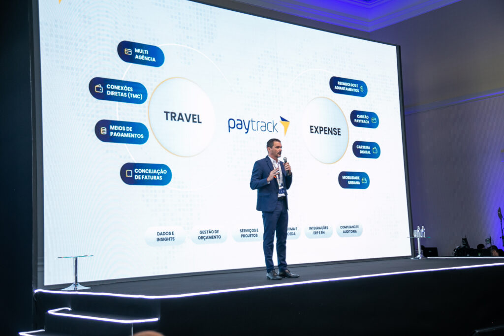 Edson, Co-Founder e VP de Produto na Paytrack, apresentando o produto no evento Travel & Expense Summit