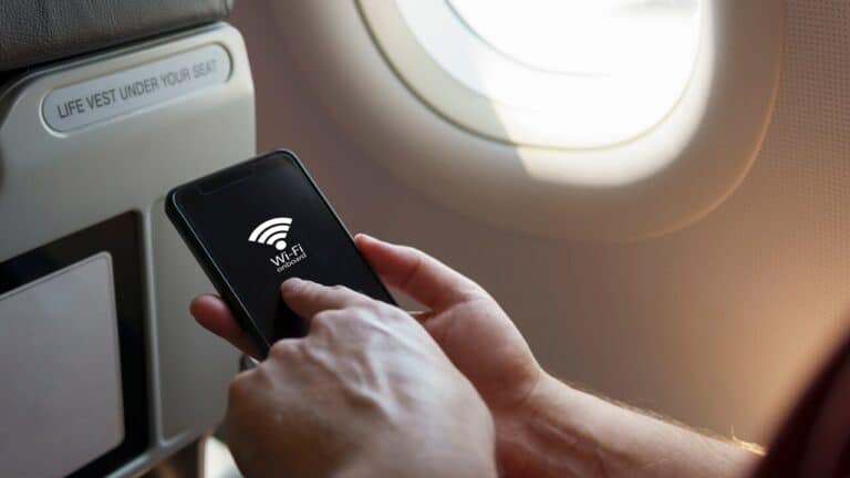 Tem Wi-Fi no avião? Descubra como se manter produtivo em voos